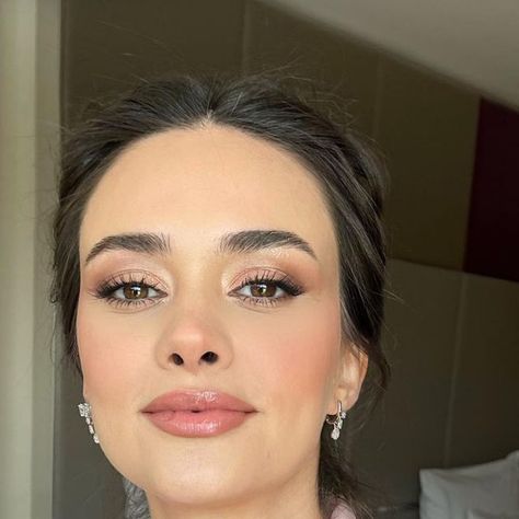 SERHAT ŞEN on Instagram: "Hande 💘 #BabyShower Makeup 🤟🏻" Berry Wedding Makeup, Make Up Inspo For Wedding, Outside Wedding Makeup, Makeup Guest Wedding, Natural French Makeup, Bridal Makeup For Brown Eyes Natural, Hooded Eye Makeup Wedding, Makeup Ideas Wedding Guest, Wedding Makeup For Pale Skin