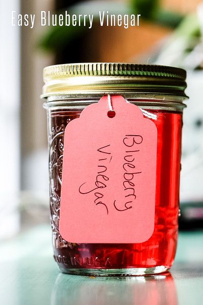 Easy Homemade Blueberry Vinegar. It is so easy to infuse vinegars and this blueberry vinegar is one of my favorites! It also makes a great Christmas gift for your foodie loving friends and family! #blueberries #blueberryvinegar #fruitvinegars #diychristmas Homemade Christmas Gifts Food, Flavored Vinegars, Infused Vinegars, Homemade Condiments, Christmas Food Gifts, Homemade Pickles, Easy Blueberry, Infused Vodka, Foodie Friends