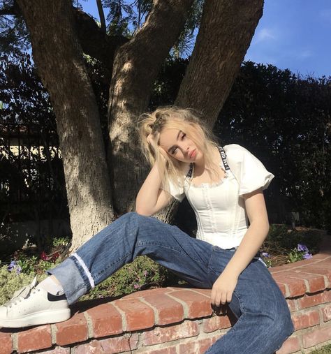 credit: @sabrinacarpenter on instagram Sabrina Carpenter Style, Sabrina Carpenter Outfits, Campus Outfit, Girl Meets World, Treasure Chest, Sabrina Carpenter, Photoshoot Ideas, Beauty Photography, Casual Outfit