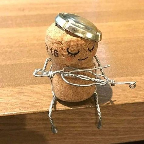 Diy Wife, Diy Home Decor Wall Art, Wine Cork Crafts Christmas, Home Projects Diy, Home Renovation Diy, Cork Crafts Christmas, Wine Cork Ornaments, Wine Cork Projects, Wine Cork Diy Crafts