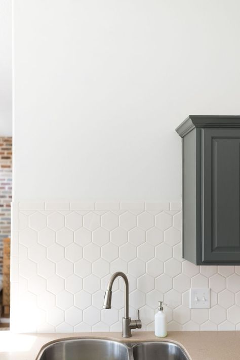 White Hexagon Backsplash, White Hexagon Tile, Tile In The Kitchen, Hexagon Tile Backsplash, White Hexagon Tiles, Backsplash Diy, Creative Backsplash, Brick Backsplash Kitchen, Hexagon Backsplash