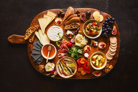 Versatile, easy and so delicious, sharing platters are perfect for feeding a crowd. Our grazing board ideas are sure to make hosting a breeze. Party Food Savoury, Kids Christmas Party Food, Romantic Recipes, Smoked Mackerel Pate, Cheesy Leeks, Smoked Salmon Pate, Food Savoury, Savoury Crackers, Sharing Platters