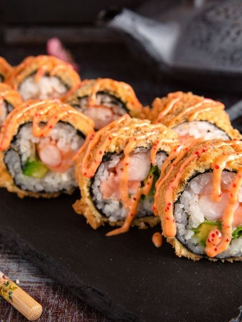 Beef Sushi Recipes, Fried Rolls, Las Vegas Roll Sushi Recipe, Sushi Fried, Spicy California Roll, Delicious Food Ideas, Beef Sushi, Sushi Spicy California Roll, Fried California Roll Sushi