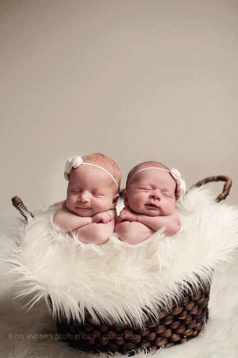 Twin Babies Pictures, Newborn Twin Photos, Twin Baby Photography, Twin Baby Photos, Twins Photography, Twins Newborn, Twin Newborn, Twin Pictures, Foto Newborn