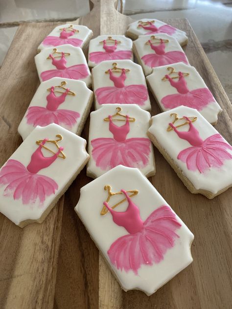 Ballet Cookies Decorated, Dance Cookies, Ballet Cookies, Christmas Shells, Dance Silhouette, Yoga Photoshoot, Girl Birthday Party Ideas, Creative Cookies, Iced Cookies