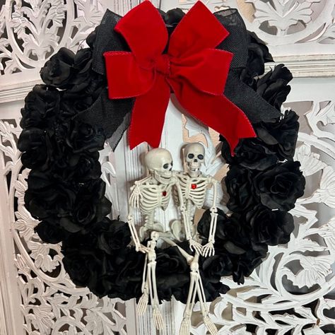 Nwt Halloween Skeleton Lovers Wreath. The Skeletons Are Movable. You Can Position Them However You Like, As I Did In The Pictures. Really Cool Wreath. 19” Diy Skeleton Wreath, Creepy Christmas Wreath, Halloween Wreath Diy Tutorials, Skeleton Wreath Halloween, Gothic Romance Wreath, Scary Halloween Wreath, Skeleton Frame Wreath, Skeleton Lovers, Nightmare Before Christmas Wreath