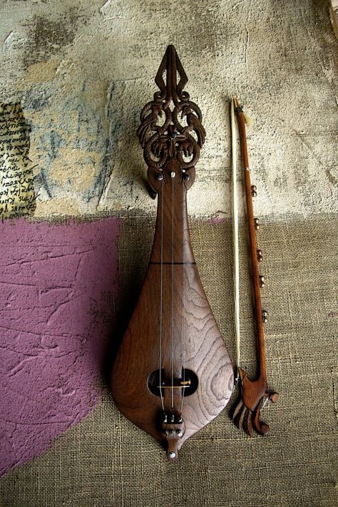 Ciel Black Butler, Old Musical Instruments, Putao, Folk Instruments, Musical Art, Prop Design, Guitar Design, String Instruments, Mandolin