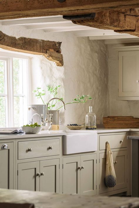 Una cocina de estilo rústico al detalle Rustic Cottage Kitchens, English Country Kitchen, Kitchen Country, Rustic Country Kitchens, Kitchen Styles, Devol Kitchens, Country Kitchen Designs, Shaker Style Kitchens, Rustic Kitchen Design