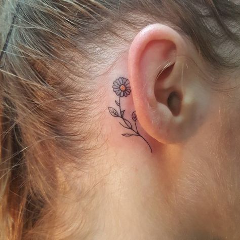 Daisy Behind The Ear Tattoo, Daisy Ear Tattoo, Daisy Behind Ear Tattoo, Daisy Tattoo Behind Ear, Small Daisy Tattoo, 23 Tattoo, Sunflower Tattoo Thigh, Sunflower Tattoo Simple, Daisy Tattoo Designs