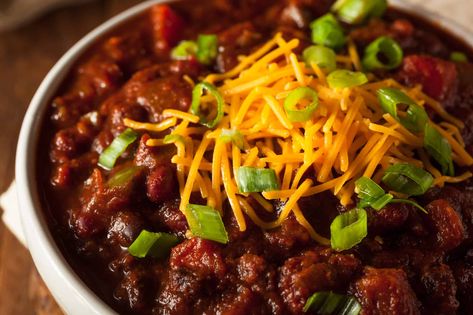 Love Hormel Chili? This copycat recipe tastes just like the real thing but it's made from scratch with real food ingredients. Hormel Chili Recipe, Chili Con Carne Recipe, Hormel Chili, Delicious Chili Recipe, Homemade Chili Recipe, Con Carne Recipe, Ground Beef Chili, Beef Chili Recipe, Vegetarian Chili Recipe