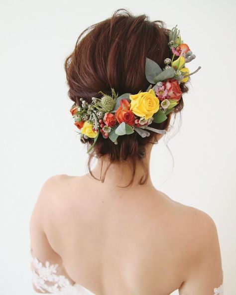 Short hair updo Flower crown @adorninglory #weddinghairstyle #weddinghair #sgbrides #bride #hairstyle #weddingmakeup #weddingsg… Updos With Flower Crown, Short Hairdo, Short Hair Bride, Short Braids, Braut Make-up, Flower Crown Wedding, Bridesmaid Hair Updo, Short Wedding Hair, Flower Headpiece