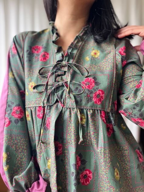 Front closure idea for mustard florals blouse Dressup Ideas, Desi Casual, Transition Dress, Suit Neck Designs, Batik Clothing, Simple Dress Casual, Stylish Kurtis Design, Sports Outfits, Short Kurta