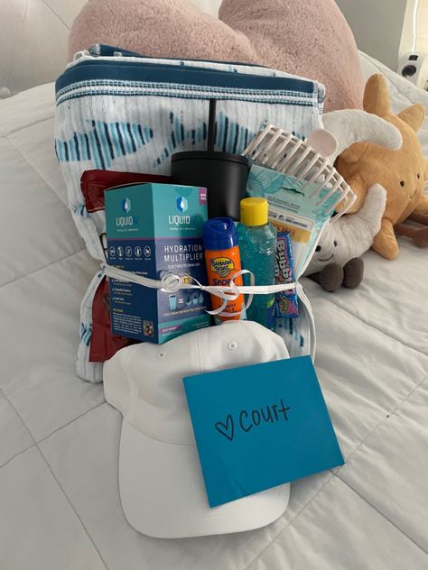 End of the school year / summer gift basket idea Spring Break Gift Basket Ideas, Bahamas Gift Basket, Summer Baskets Gift Ideas, College Baskets Gift Ideas, Beach Theme Basket, Vacation Basket Gift, Lake Gift Basket Ideas, Vacation Baskets, Lake House Gift Basket Ideas