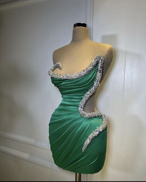 Black Girls Graduation, Luxury Dress Black, Prom Dresses Strapless, Emerald Green Gown, Birthday Luxury, Beads Fabric, Graduation Gown, Gold Gown, Strapless Prom Dresses