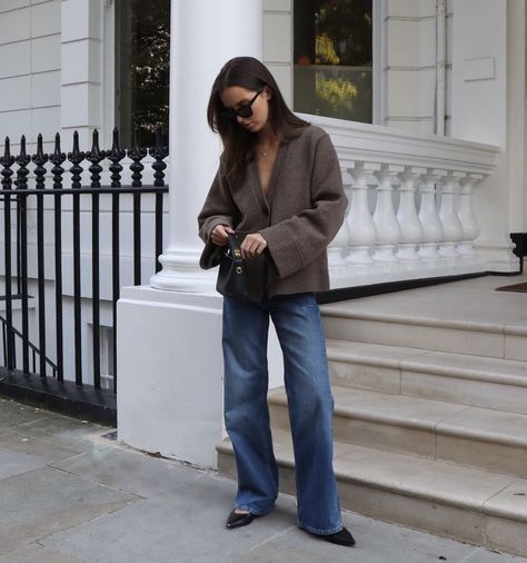 Minimal Winter Street Style, Fall Outfits Transition, Autumn Transition Outfits, Cool Autumn Outfits, Fall Transition Outfits 2023, 2022 Fall Boots, Thanksgiving Style Outfits, Jeans Autumn Outfit, Transition Fall Outfits