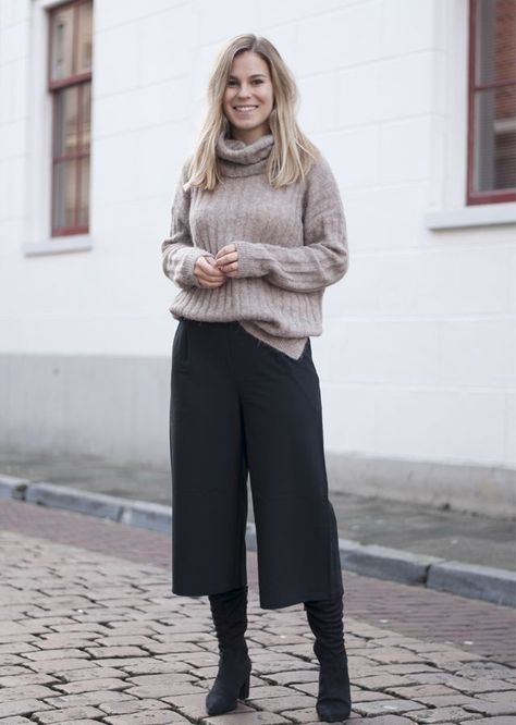 Mon-Sat Work Outfits For Winters! – That Chic Fashion – Ankita Jaiswal Black Culottes Outfit, Culotte Outfit, How To Wear Culottes, How To Style Culottes, Culottes Outfit, Culotte Style, Look Office, Turtleneck Outfit, Smart Outfit