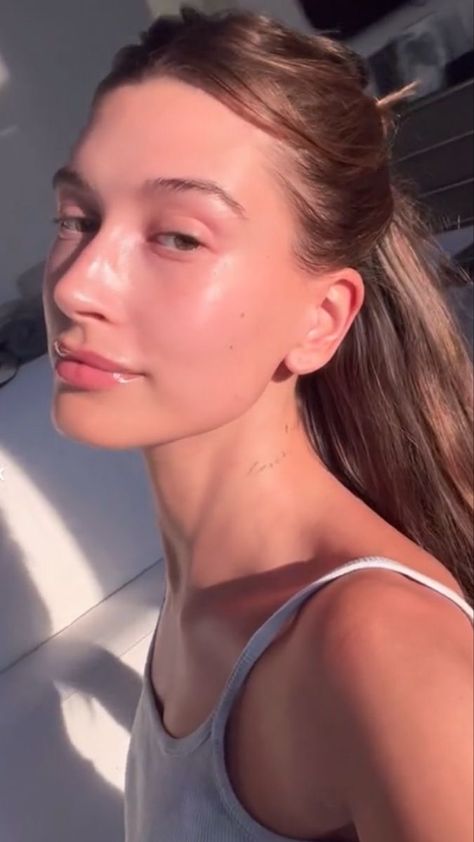 #haileybaldwin #hailey #haileybieber #haileybiebersmoothie Hailey No Makeup, Hailey Beiber Clear Skin, Hailey Bieber Clear Skin, Hailey Bieber Glowing Skin, Hailey Beiber Skincare, Hailey Bieber Rhode Skin, Hailey Skin, Hailey Bieber Skin, Glazed Donut Skin