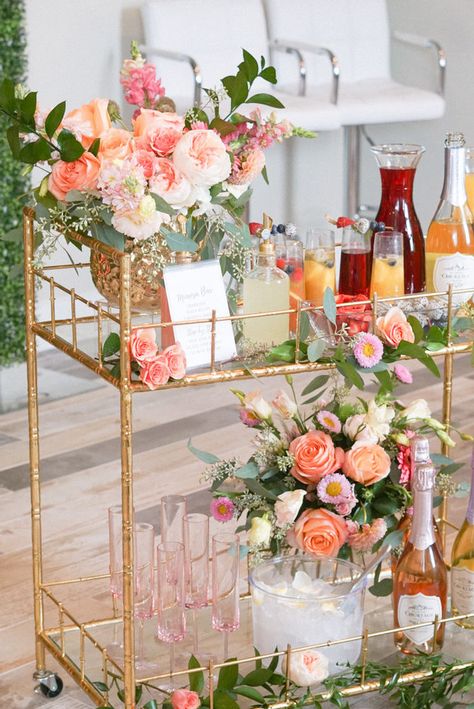 Center Piece Bridal Shower Flower, Bar Cart Party Drink Stations, Baby Shower Momosa Mimosa Bar, Fancy Mimosas, Momosa Mimosa Bar, Mimosa Bar Cart, Mimosa Bar Ideas, Mimosa Station, Diy Mimosa Bar