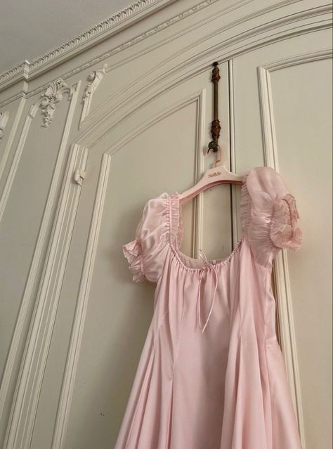 cressida cowper | aesthetic | bridgerton Cottagecore Inspiration, Mia Thermopolis, Princess Core, Pink Aura, Online Closet, Garden Party Dress, Peach Fuzz, Pink Princess, Marie Antoinette