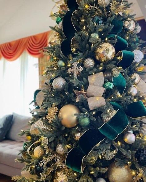 Flocked Green And Gold Christmas Tree, Christmas Tree With Emerald Green Ornaments, Jade Green Christmas Tree, Emerald Green Fall Decor, Christmas Decor Emerald Green, Emerald And Black Christmas Tree, Emerald Christmas Tree Decorations, Christmas Tree Ideas 2023 Trends Green, Hunter Green And Gold Christmas Tree