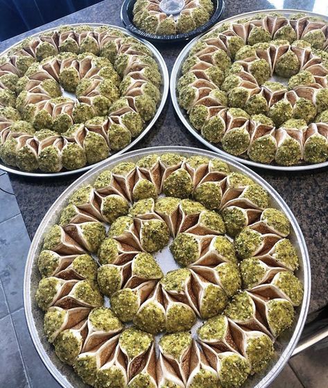 Crushed Pistachios, Arabic Desserts, Syrian Food, Arabian Food, Pistachio Pudding, Mini Pancakes, Sweet Dishes Recipes, Easy Food Art, Cheese Appetizers