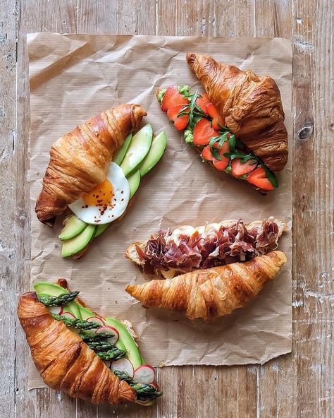 Croissant Sandwich Ideas, Make Croissants, Lunches Healthy, Breakfast Presentation, Diy Breakfast, Croissant Sandwich, Sandwich Ideas, Brunch Party, Cured Meats