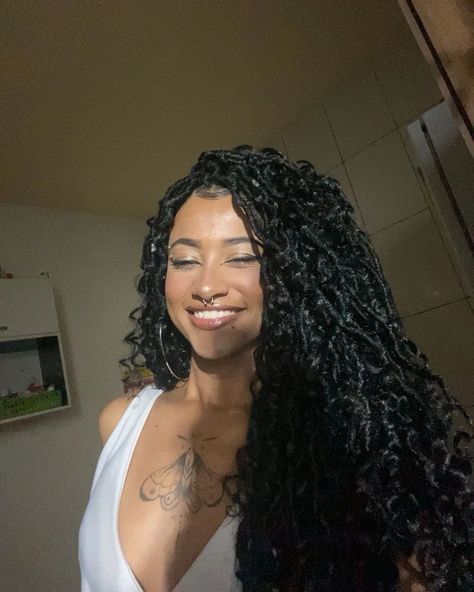 Goddess Faux Locs no método Crochet Braids 🌹 @b_marcelinx_ Kids Faux Locs, Faux Locs Goddess, Goddess Faux Locs, Faux Locs Hairstyles, Goddess Locs, Faux Locs, Natural Hairstyles, Crochet Braids, Girl Hair