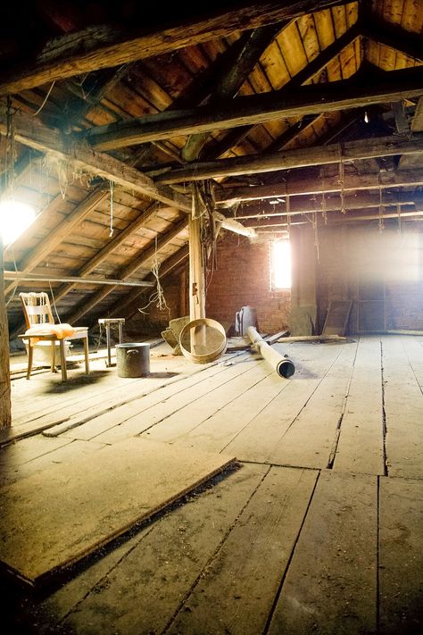 Old Wooden House Interior, Abandoned Attic, Wooden Attic, Dollhouse Attic, Victorian Attic, Interior Sketching, Old Attic, 18th Century House, Pretty Furniture