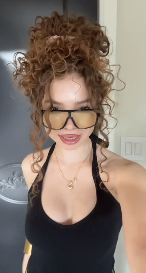 Cool Transitions, Girl Fashion Style, Hairdos For Curly Hair, Model Inspo, The Necklace, Curly Hair Tips, Ideas For Instagram Photos, Long Curly Hair, Ginger Hair