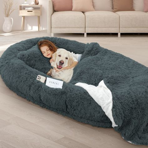 ¡¾OVERSIZE HUMAN DOG BED¡¿ 71''x45''x12'' Size Large dog bed is upgraded and remodeled on the basic concept of ordinary small dog bed, aiming to create a more comfortable space for humans and dogs to get along with each other. Package includes: 1*blanket, 1*pillow, 1* strap, 1*Instructions. Oversized Dog Bed, Giant Dog Beds, Human Dog Bed, Extra Large Dog Bed, Human Dog, Faux Fur Bedding, Donut Cat, Pillow Blanket, Puppy Beds