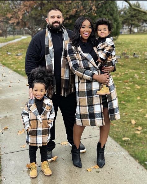 Fall Family Photoshoot Ideas, Fall Family Photoshoot, Couples Matching Outfits Swag, Family Photoshoot Ideas, Fall Photo Shoot Outfits, Christmas Family Photoshoot, Family Christmas Outfits, Matching Christmas Outfits, Summer Family Photos