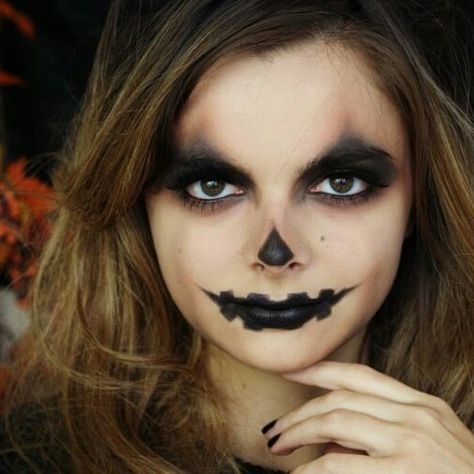 Jack-o'-lantern Halloween makeup Halloween Makeup For Kids, Maquillage Halloween Simple, Halloween Makeup Tutorial Easy, Makeup Clown, Pumpkin People, Makeup Zombie, Easy Halloween Makeup, Halloween Makeup Clown, Halloween Make-up Looks