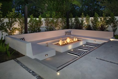 Modern Fire Pit Seating, Built In Backyard Seating, Modern Fire Pit Area, Modern Front Yard Fire Pit, Modern Outdoor Patio Ideas Luxury, Garden Fireplace Ideas, Modern Garden Fireplace, Backyard With Fireplace, Fire Pits Outdoor