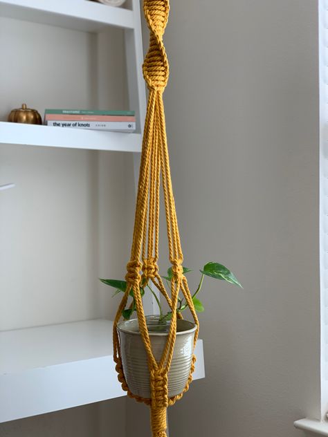 Macrame Pot Holder, Diy Macrame Plant Hanger Tutorials, Crochet Plants, Plant Hanger Macrame, Crochet Free Patterns, Macrame Plant Hanger Tutorial, Macrame Plant Hanger Patterns, Plant Hanging, Macrame Hanging Planter