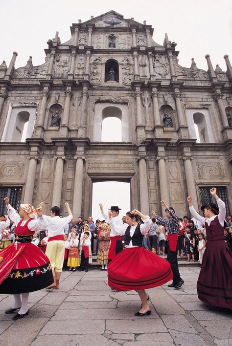 Portugal (Portuguese) Folk Dance - because we wouldn't be known as “life and coffee” if we didn't love a little Portuguese tradition. Portuguese Culture, Dance Like No One Is Watching, People Dancing, Traditional Dance, Southern Europe, Exotic Fashion, European Culture, Folk Dance, We Are The World