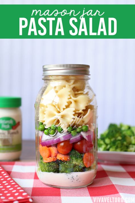 I love this idea for picnics and packed lunches. Mason Jar Creamy Ranch Pasta Salad - it’s yummy and so easy to make! #naturallyfresh #ad Creamy Ranch Pasta, Mason Jar Lunch, Salad Taco, Salad Macaroni, Salad Quinoa, Salad Jar Recipe, Salad Kale, Mason Jar Salad Recipes, Creamy Ranch