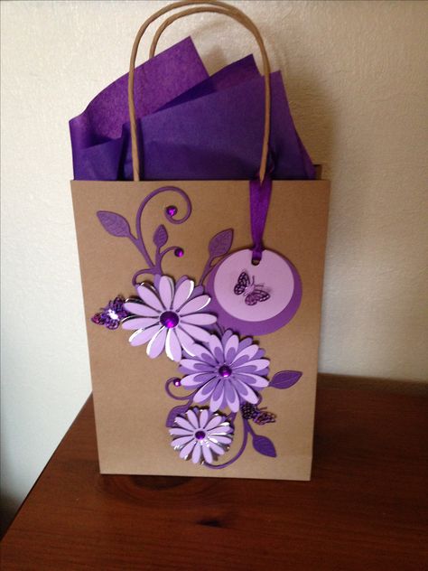 Hand Decorated Gift Bags, Gift Bag With Flowers, Handmade Purple Bags As Gifts, Decorated Bags Ideas Brown Paper, Decorating Gift Bags, Paper Bag Decoration, Butterfly Print Bag For Gift, Paper Bag Design, Decorated Gift Bags