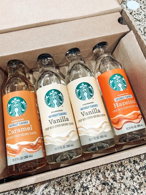 Minuman Starbucks, Coffee Syrups, Starbucks Caramel, Coffee Shop Aesthetic, Junk Food Snacks, Coffee Games, Coffee Obsession, Healthy Groceries, Coffee Syrup