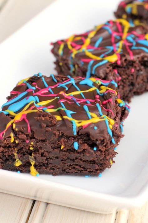 Unleash your inner artist with these brightly colored brownies! What a great project for the kids to help out with—they’re as simple as making boxed brownies, but with a neon flair that’s easy to freestyle. Change up the colors however you like—great for a rainbow-themed party, 4th of July, baby shower or a brownie lover’s birthday. Betty Crocker Brownie Mix, Neon Birthday Party, Glow Birthday Party, Neon Birthday, Brownies Recipe, 80s Party, Vanilla Frosting, Neon Party, Fudge Brownies