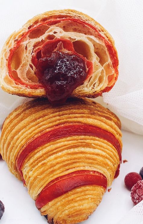 Croissant With Jam, Croissant Pictures, Croissant Filling Ideas, Croissant Breakfast Ideas, Jam Croissant, Croissant Ideas, Raspberry Croissant, Eclair Recipe, Homemade Croissants