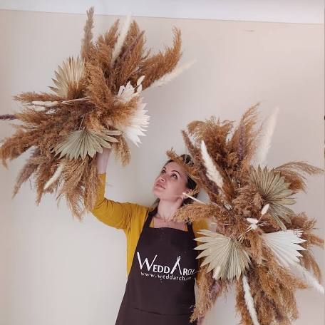 How to DIY your own pampas grass garland. • Poplolly Co. Pampas Grass Arch Arrangement, Pampas Grass Arch, Pampas Grass Wall, Pampas Grass Wedding Bouquet, Installation Wedding, Bridal Shower Photography, Wine Red Wedding, Dried Arrangements, Minimalist Dekor