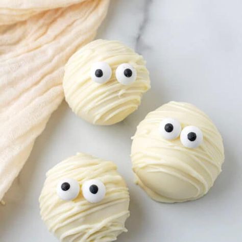 Halloween Oreo Balls, Oreo Cake Balls, Fun Halloween Desserts, Desserts Oreo, Mummy Cookies, Cream Cheese Ball, Diy Halloween Treats, Oreo Cream, Spooky Snacks