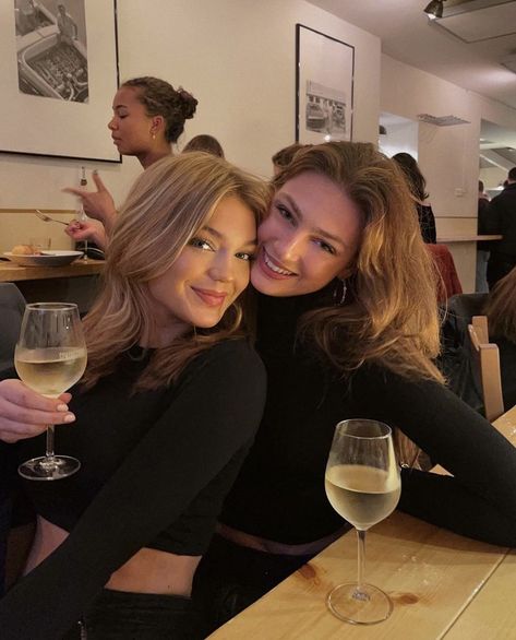 Women Eating, Twins Posing, Restaurant Pictures, Bff Poses, Sister Pictures, Supportive Friends, Best Friends Aesthetic, Winter Photos, Cute Friend Pictures