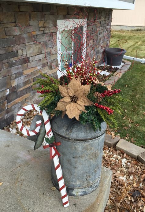 Love my Christmas old fashion milk can! Outdoor Holiday Planters, Milk Can Decor, Outdoor Christmas Planters, Holiday Planter, Outside Christmas Decorations, Christmas Planters, Country Christmas Decorations, Christmas Porch Decor, Christmas Decorations Diy Outdoor