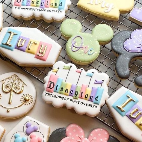 Disney Cookies Decorated Easy, Disney World Bday Party, Disneyland Cake Pops, Disneyland Smash Cake, Disney Birthday Treats, Disneyland Party Activities, It's A Small World Disneyland, Disney Theme Cookies, Classic Disney Birthday Party