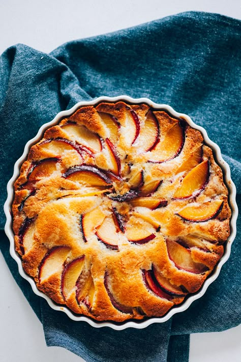 The easiest summer stone fruit cake you could possible make - great with plums, peaches, apricots or whatever else you've got! Prune Plum, Plum Tart, Plum Recipes, Tart Dessert, Cake Easy, Plum Cake, Food Breakfast, Stone Fruit, Tart Recipes