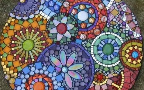 20 Mosaic Garden Decoration Ideas That Will Blow Your Mind - Garden Lovers Club Garden Table Ideas, Mosaic Garden Table, Mosaic Stepping Stone, Stone Ideas, Garden Decoration Ideas, Mosaic Stepping Stones, Mosaic Rocks, Mosaic Flower Pots, Mosaic Garden Art