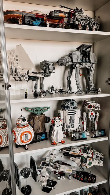 Star Wars Shelf, Lego Set Display, Lego Displays, Star Wars Boys Room, Lego Room Decor, Lego Flowers, Nerd Room, Collection Displays, Star Wars Room