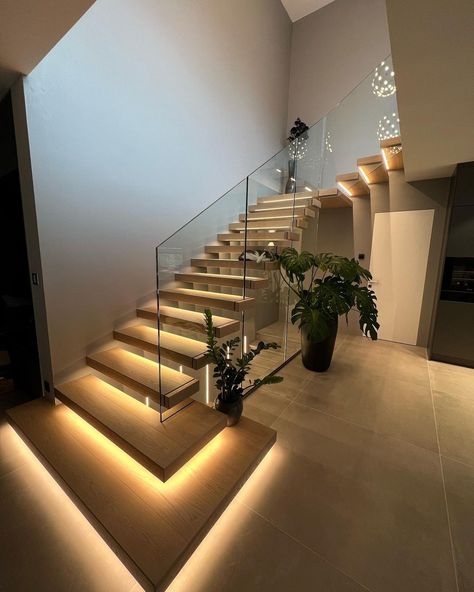 Beautiful floating stairs with LED timber step from high quality Foshan staircase factory https://m.alibaba.com/product/1600473805306/Beautiful-floating-stairs-with-LED-timber.html?__sceneInfo={"cacheTime":"1800000","type":"appDetailShare"} Stairs And Landing Decor, Home Staircase, Stair Railing Makeover, Staircase Interior Design, Modern Stair Railing, Staircase Designs, Staircase Design Modern, Stairs Design Interior, Stairs In Living Room