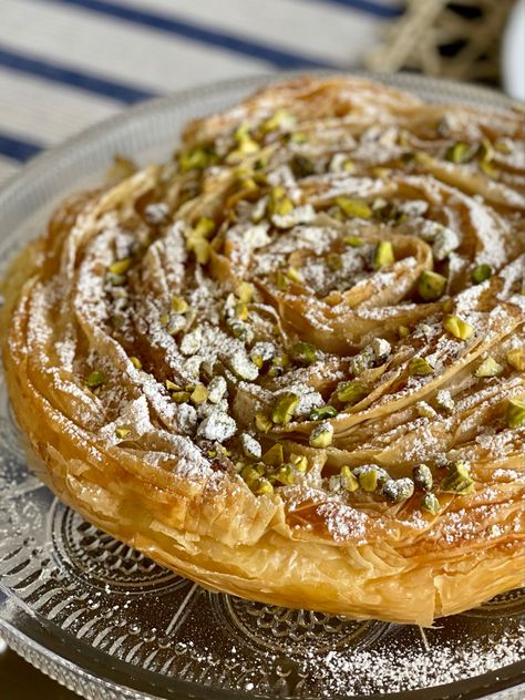 Delicious custard wrapped in phyllo, drizzled with a honey-lemon simple syrup and pistachios! Filo Pastry Recipes, Phyllo Dough Recipes, Greek Breakfast, Honey Drizzle, Greek Pastries, حلويات عربية, Breakfast Pastry, Pasta Fillo, Tiny Fairy